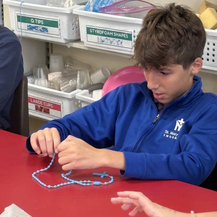 students praying the rosary