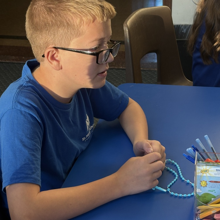 students praying the rosary