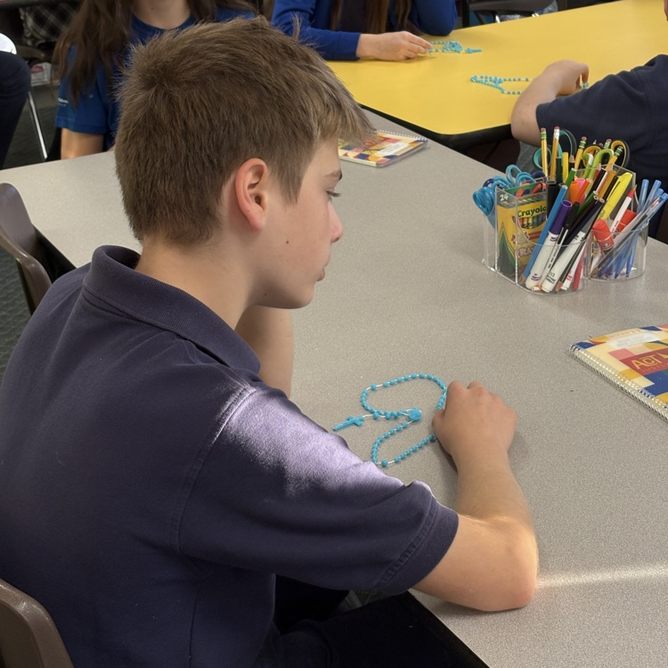 students praying the rosary