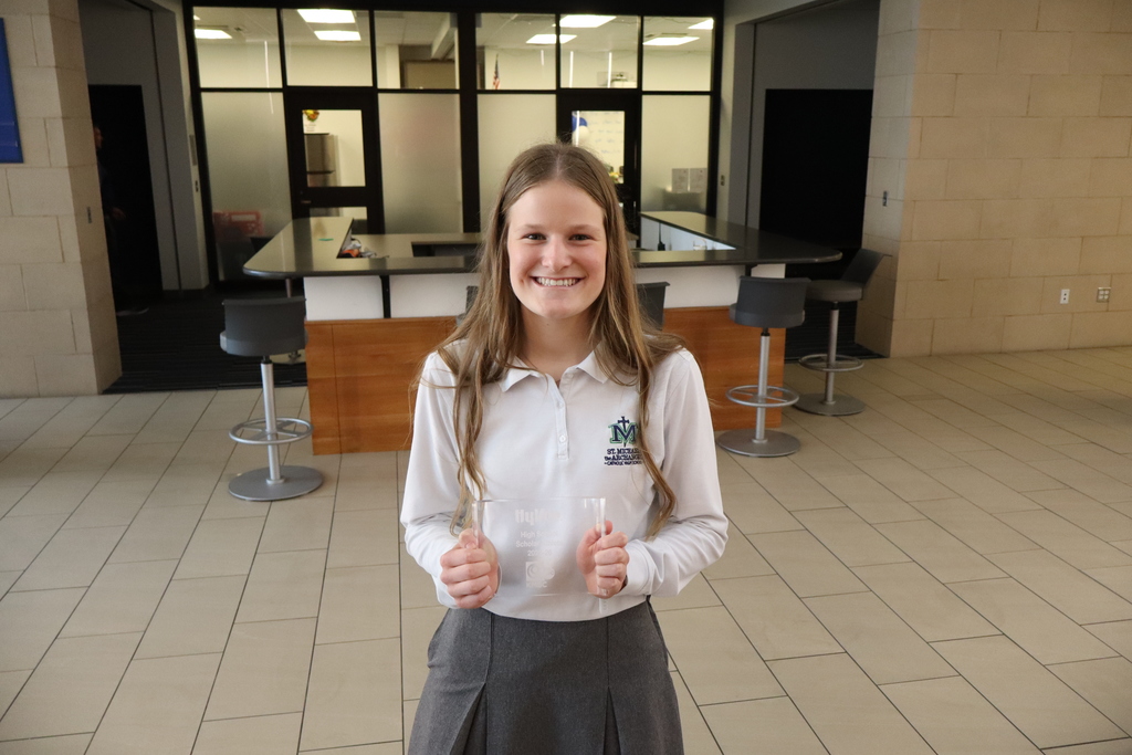 SMA Senior Molly McNamara receives 2026 KMBC-TV and Hy-Vee Scholar Athlete scholarship. 