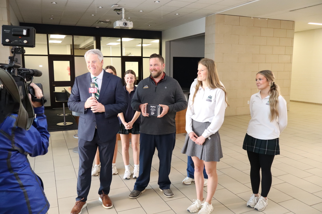 SMA Senior Molly McNamara receives 2026 KMBC-TV and Hy-Vee Scholar Athlete scholarship. 