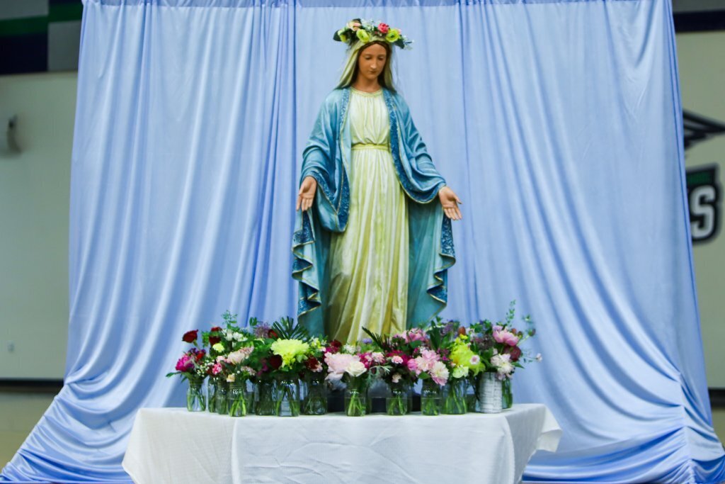 SMA crown the statue of Mary.