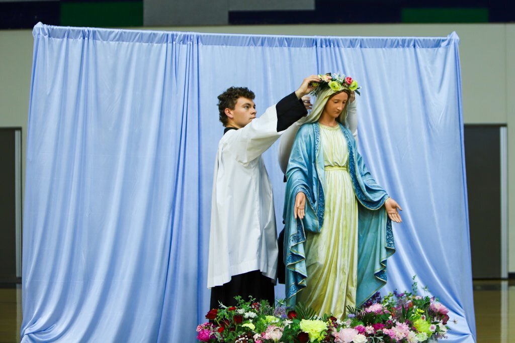SMA crown the statue of Mary.