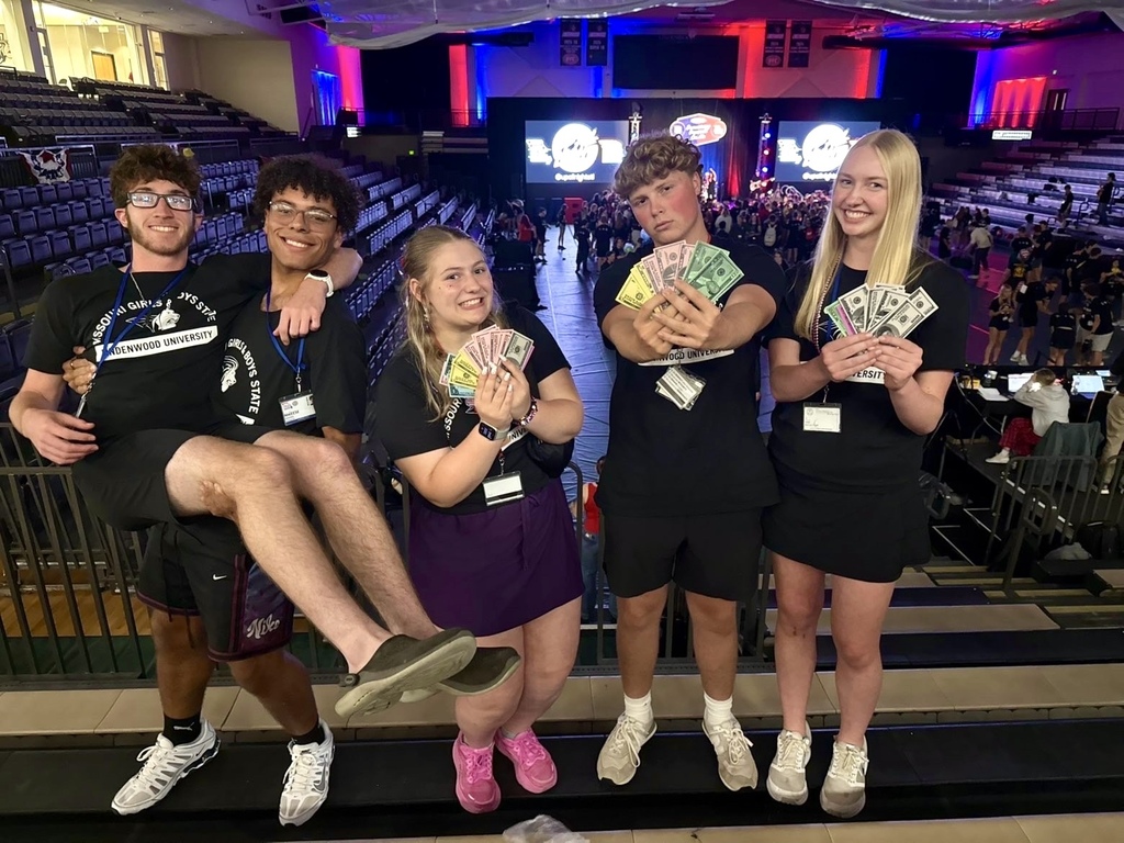 5 SMA students pose at the Missouri Boys and Girls State leadership program.