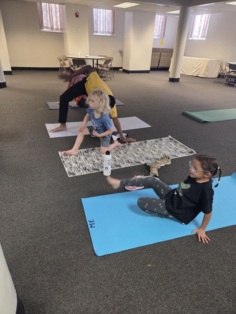 4 students on one knee doing a yoga pose.