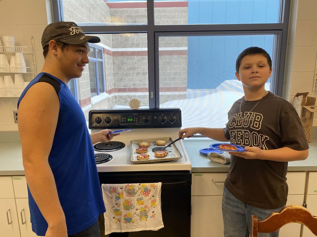 kids serving pizza muffins 