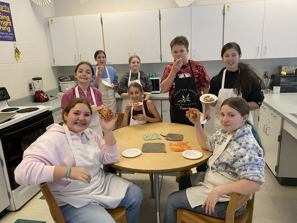 kids eating pizza muffins 