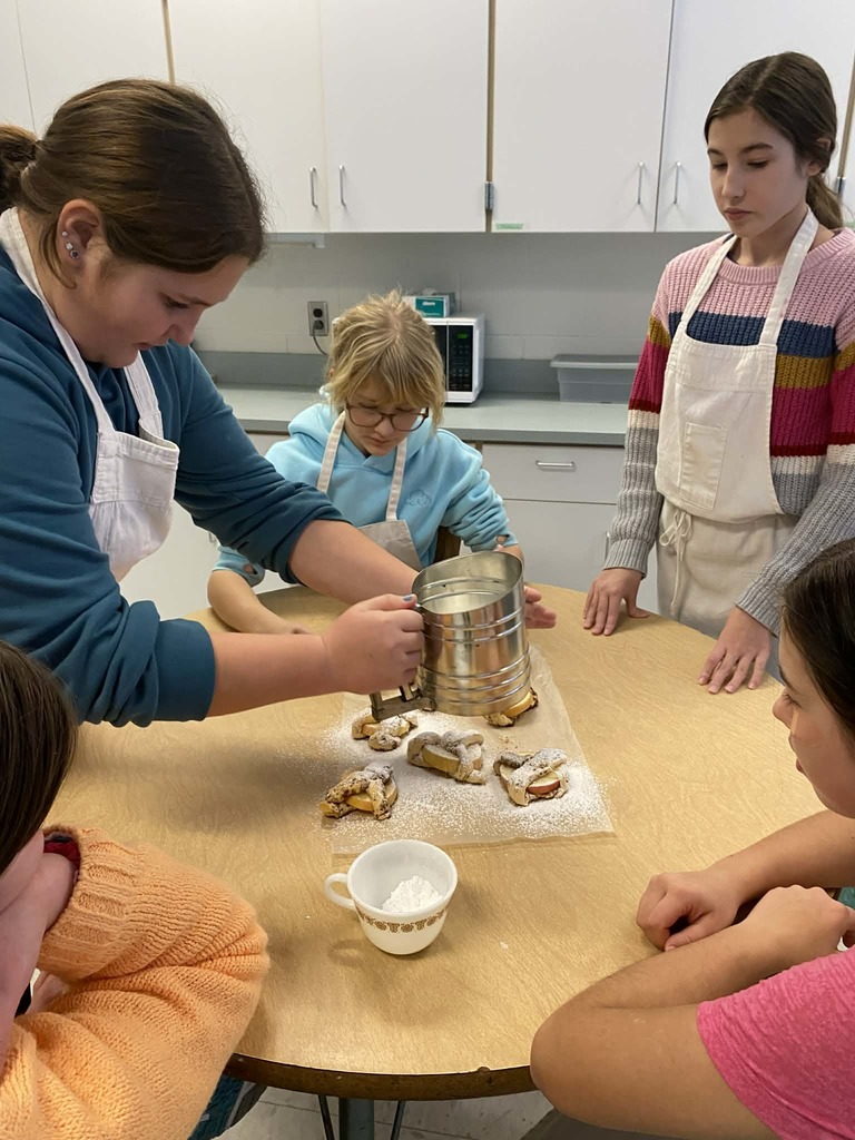 kids making apple cinnamon rolls 
