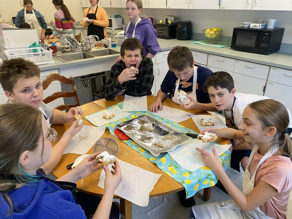 kids eating cinnamon rolls 