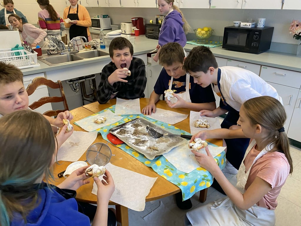 kids eating apple cinnamon rolls 