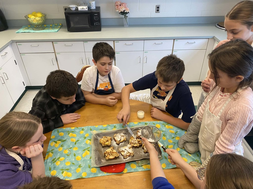 kids making apple cinnamon rolls 