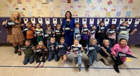 Mrs. Gloe's 2nd grade with SD Secretary of State 