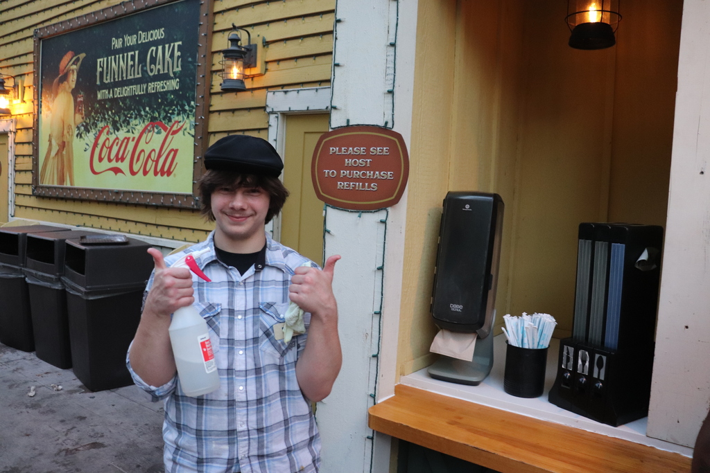Silver Dollar City Thumbs Up