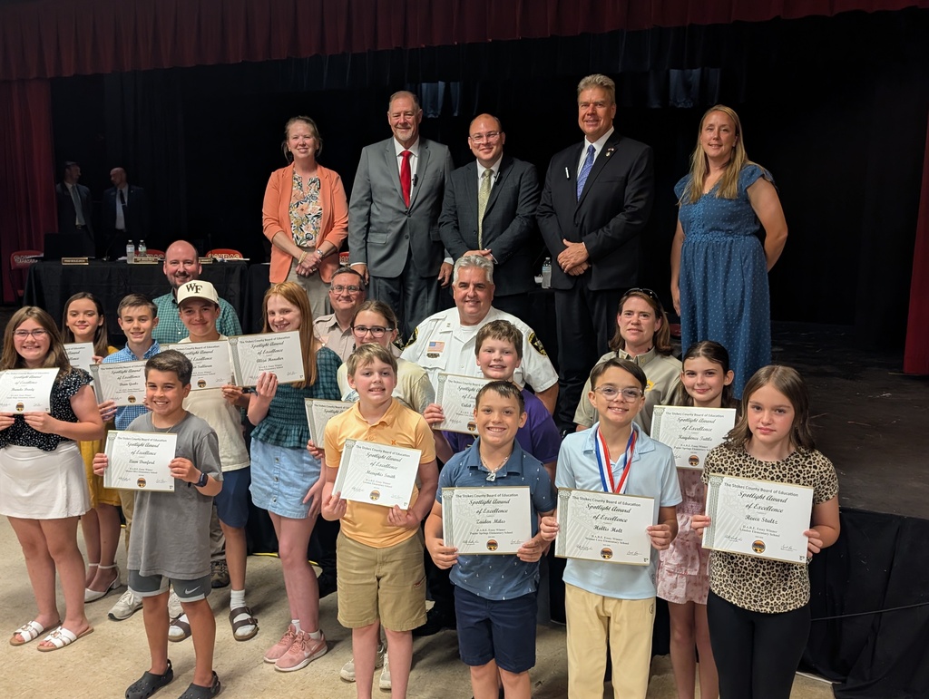 D.A.R.E winners along with Officers and BOE members