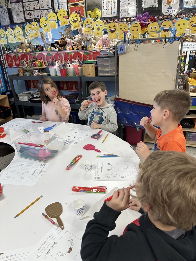 Kindergarten brushing their teeth