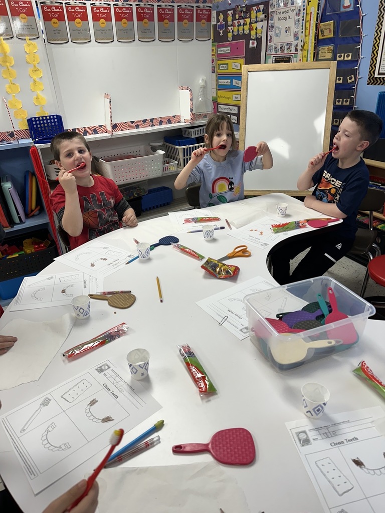 Kindergarten brushing their teeth