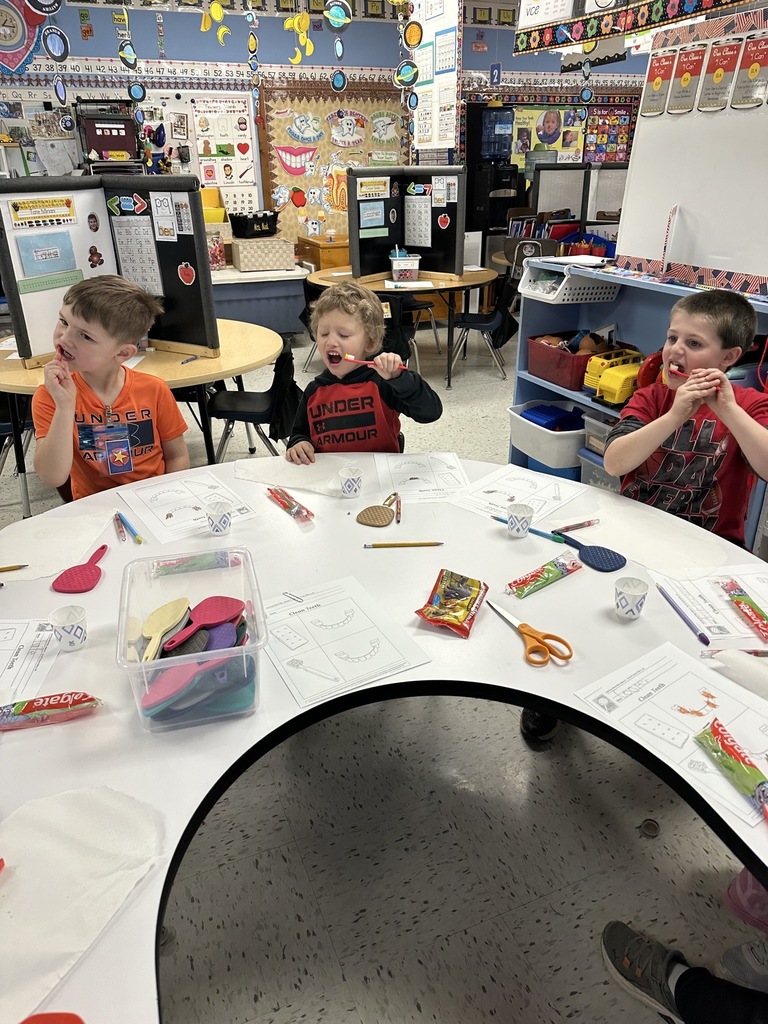 Kindergarten brushing their teeth