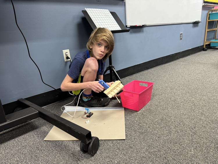 7th grade student Anieran building something in exploratory 