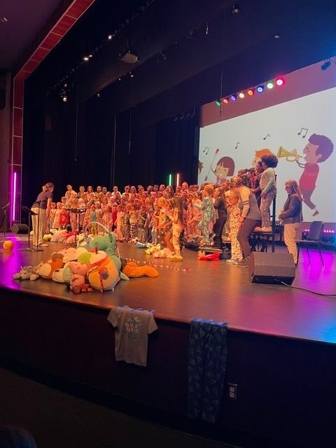 Our 2nd graders showed off their musical talents at the annual concert — comfy-cozy style! Thank you to Mrs. Mujanovic for preparing our students for a wonderful performance.