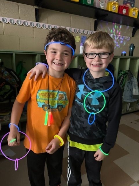 First grade students showcased their school spirit by enjoying an 80’s day this week.  We think they “nailed it”!  Our families also continued to visit and read stories to our students as part of Rockets Read Together.  This is the best time of year to enjoy reading, family, and friendship!
