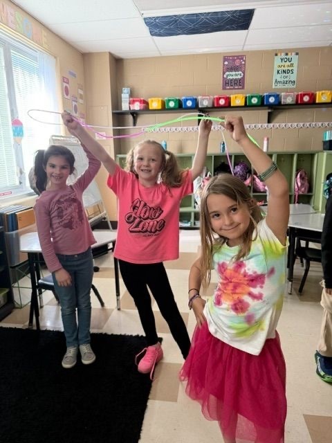 First grade students showcased their school spirit by enjoying an 80’s day this week.  We think they “nailed it”!  Our families also continued to visit and read stories to our students as part of Rockets Read Together.  This is the best time of year to enjoy reading, family, and friendship!
