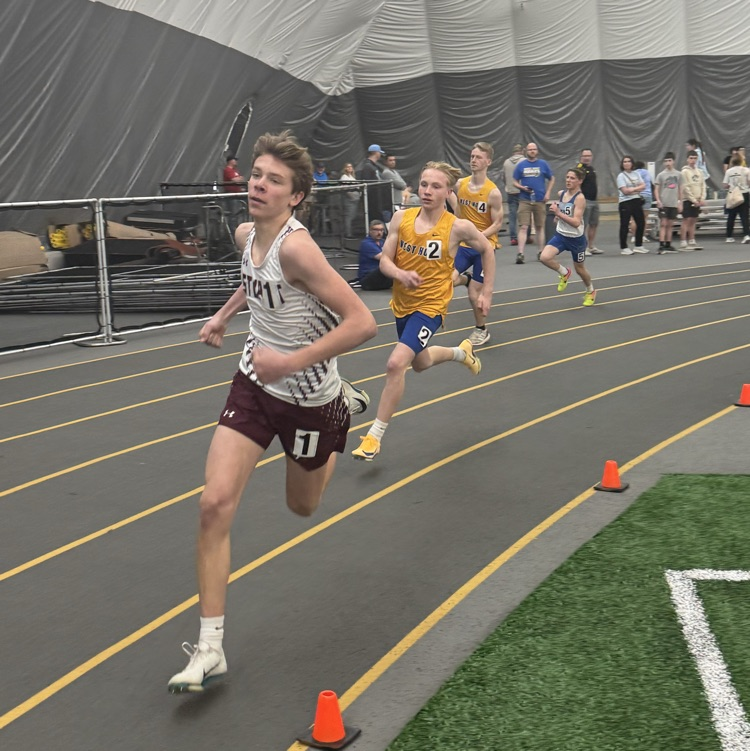 Peyton Mustin runs in the 4x4 relay