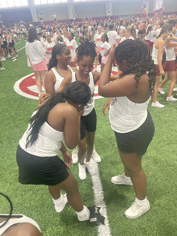 cheerleaders setting up for routine