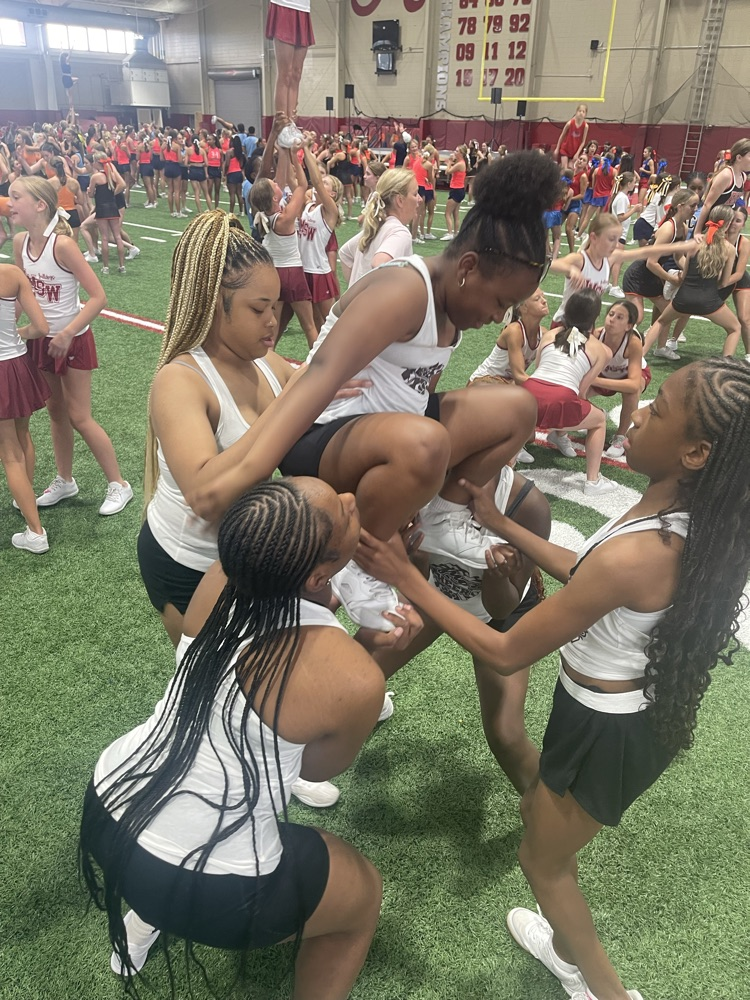 cheerleaders setting up for routine 