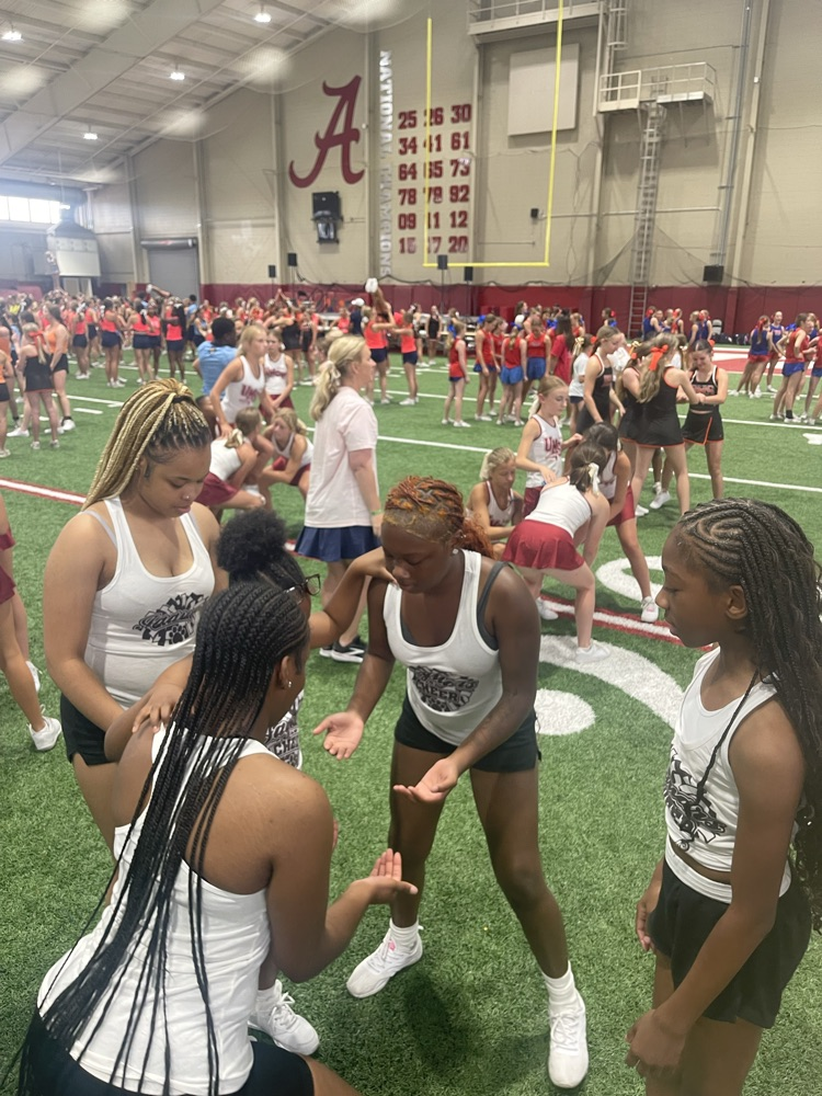 cheerleaders setting up for routine