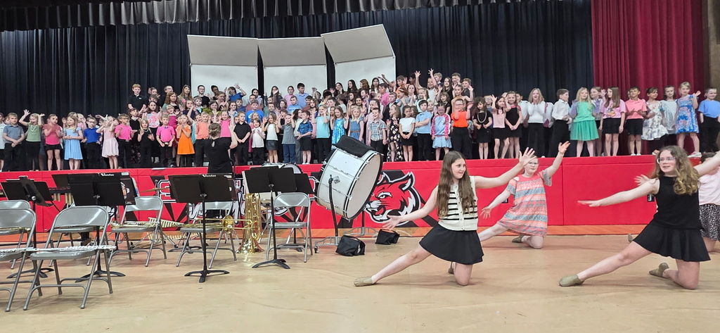Final song called "Jazz" featuring four 5th grade dancers.