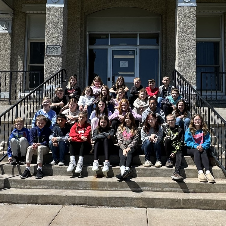 The fifth graders in front of the Nuckolls County courthouse 