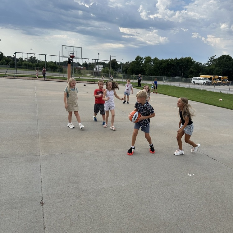 kids playing basketball 