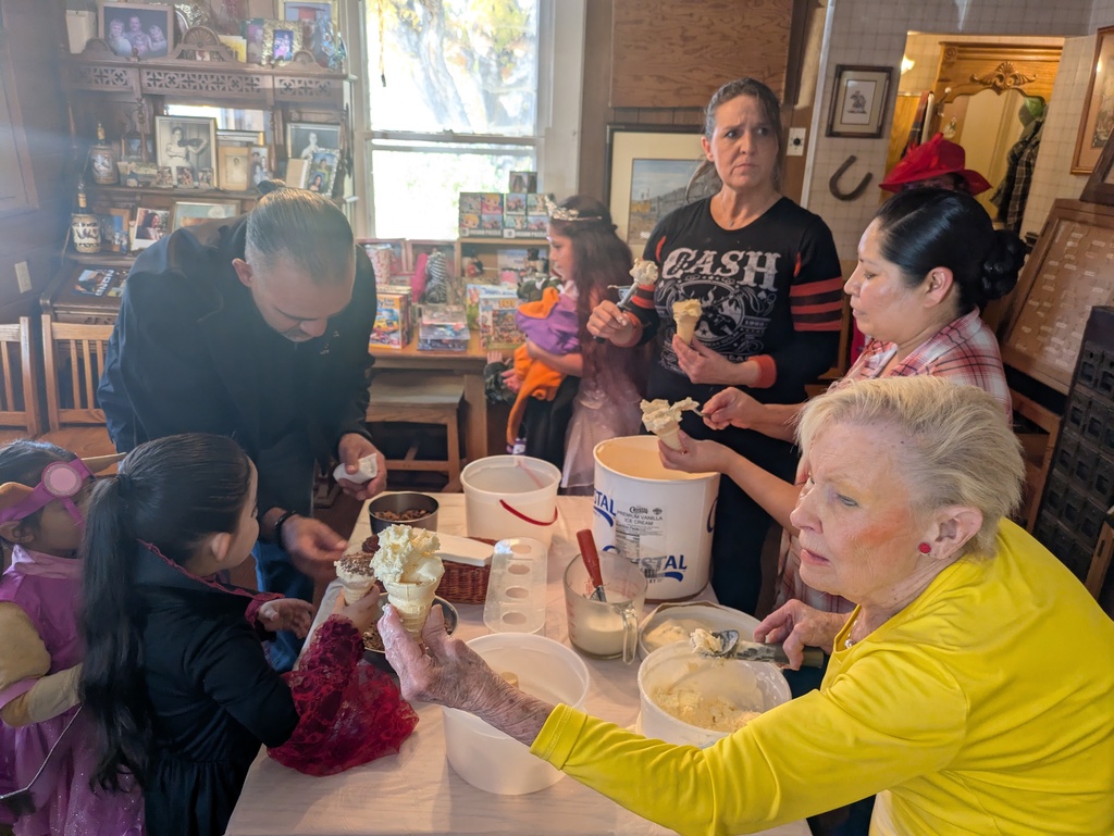 Jan and the Country Hearth handing out ice cream