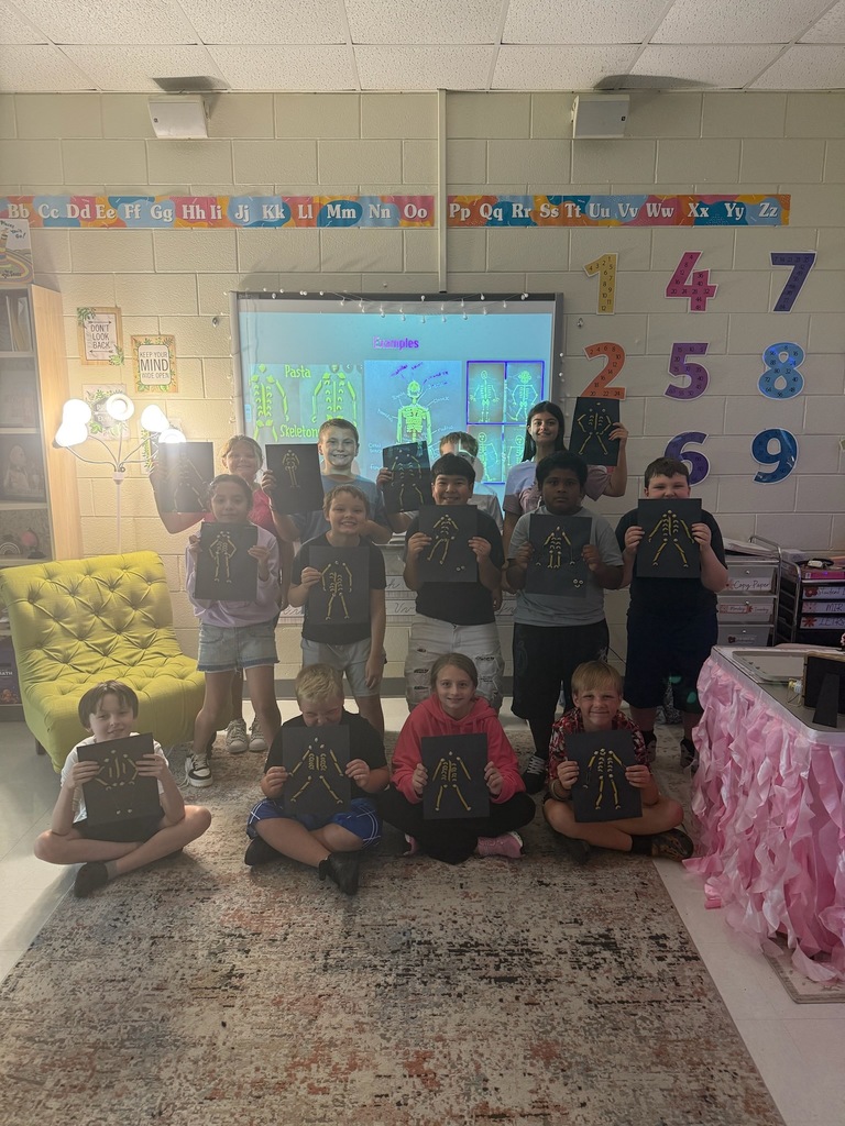 5th graders showing their pasta system body replicas