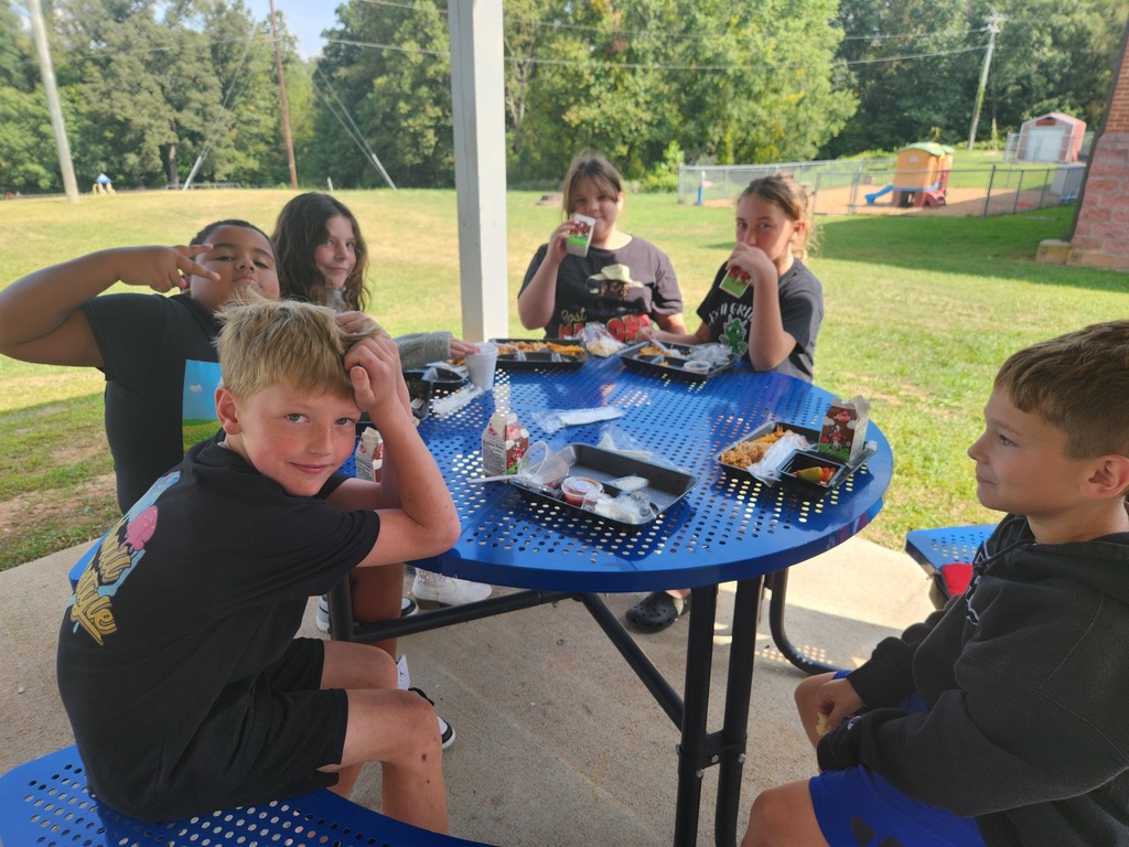 4th graders enjoying lunch outside