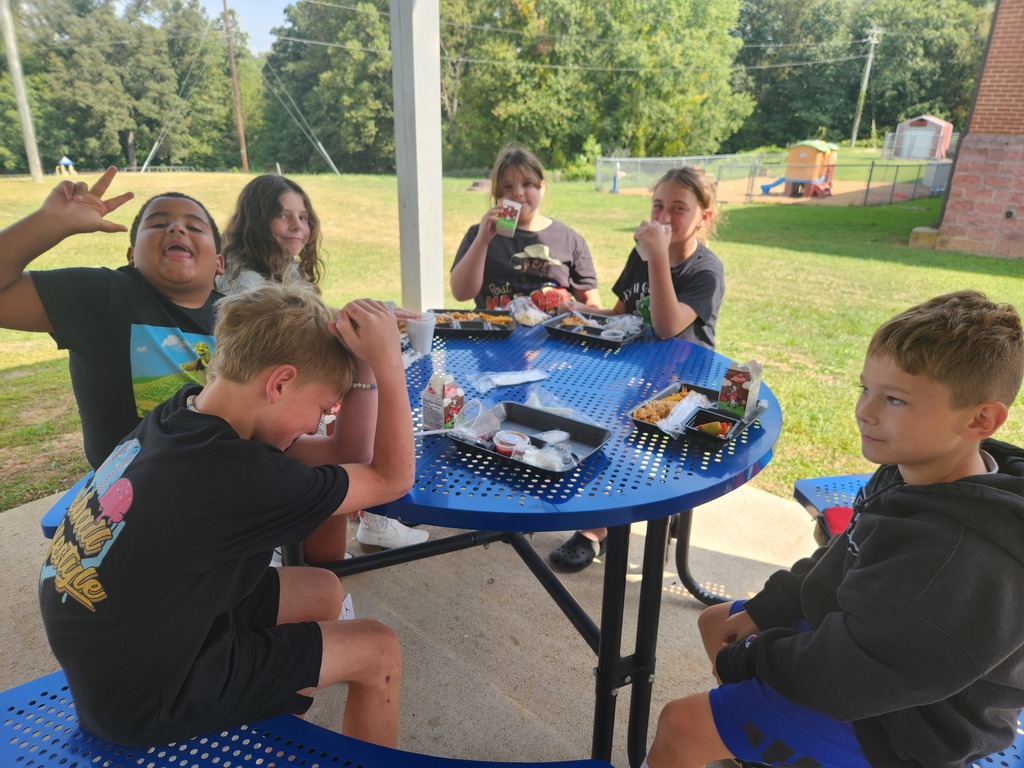 4th graders enjoying lunch outside