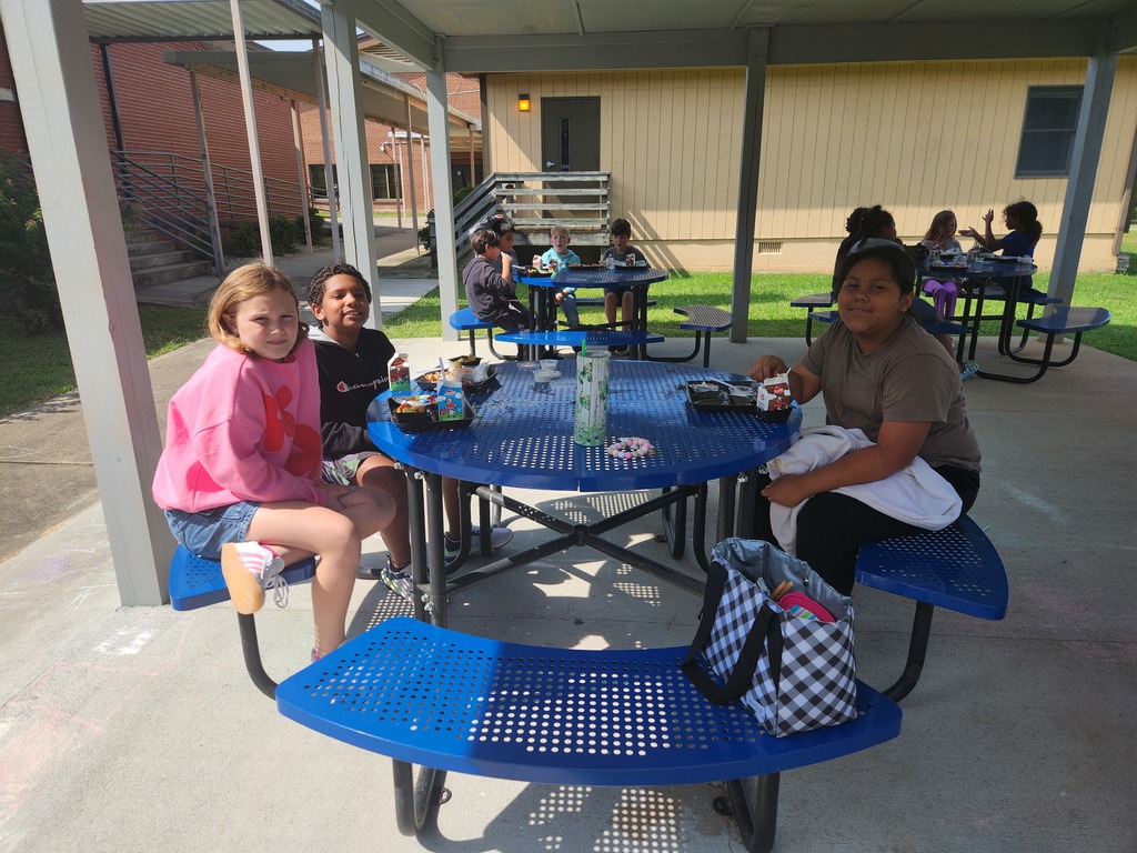 4th graders enjoying lunch outside