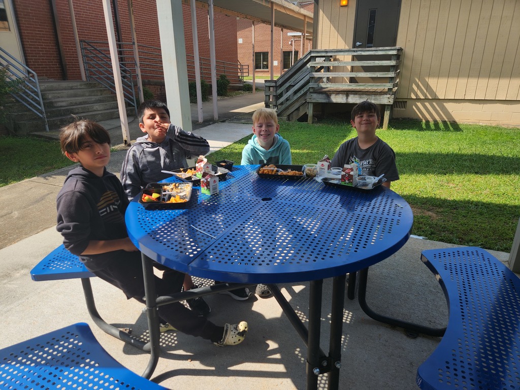 4th graders enjoying lunch outside
