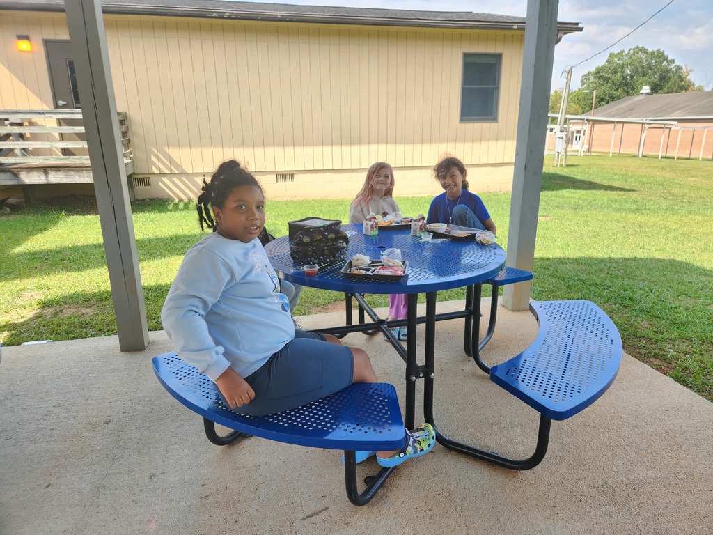 4th graders enjoying lunch outside