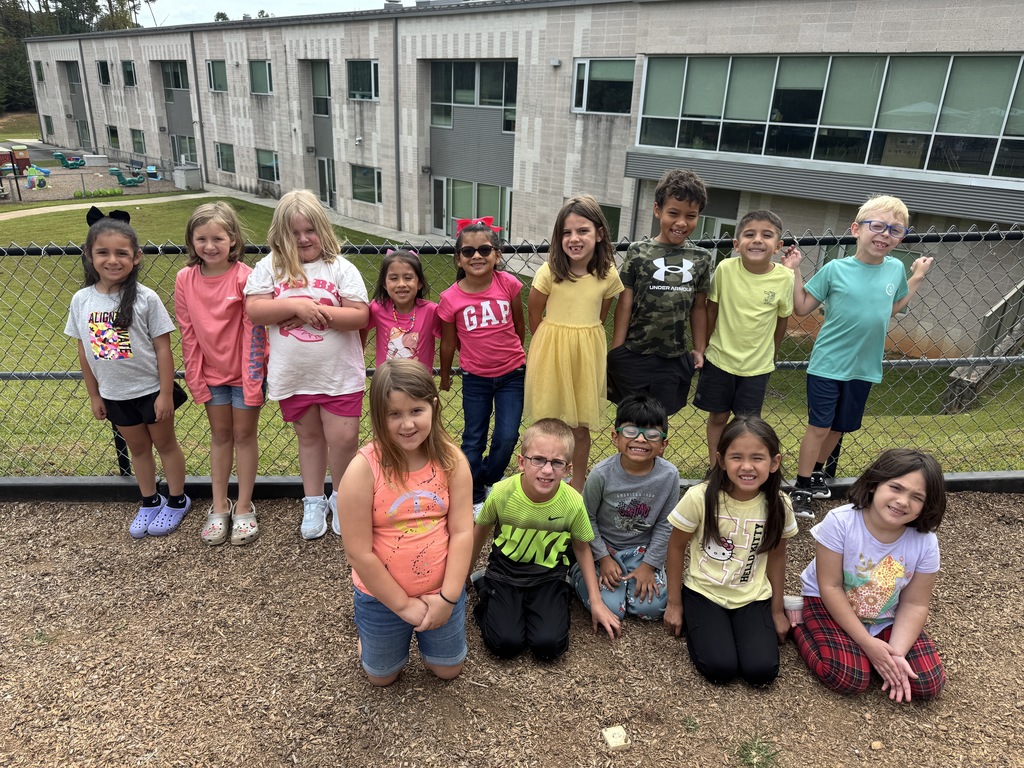 📅 Monday’s Theme: Rock those neon colors! ⚡️ Let’s shine bright with kindness and start the week with positivity and smiles!