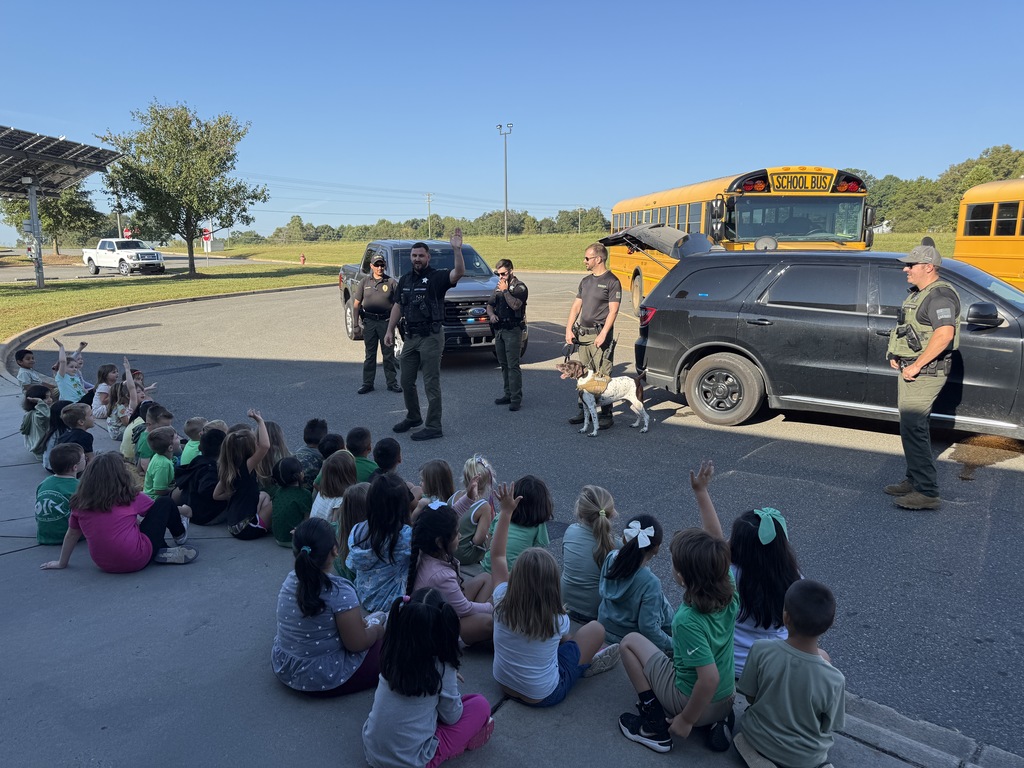On Thursday, Kindergarten students received a visit from Rockford’s own Officer Richardson. 