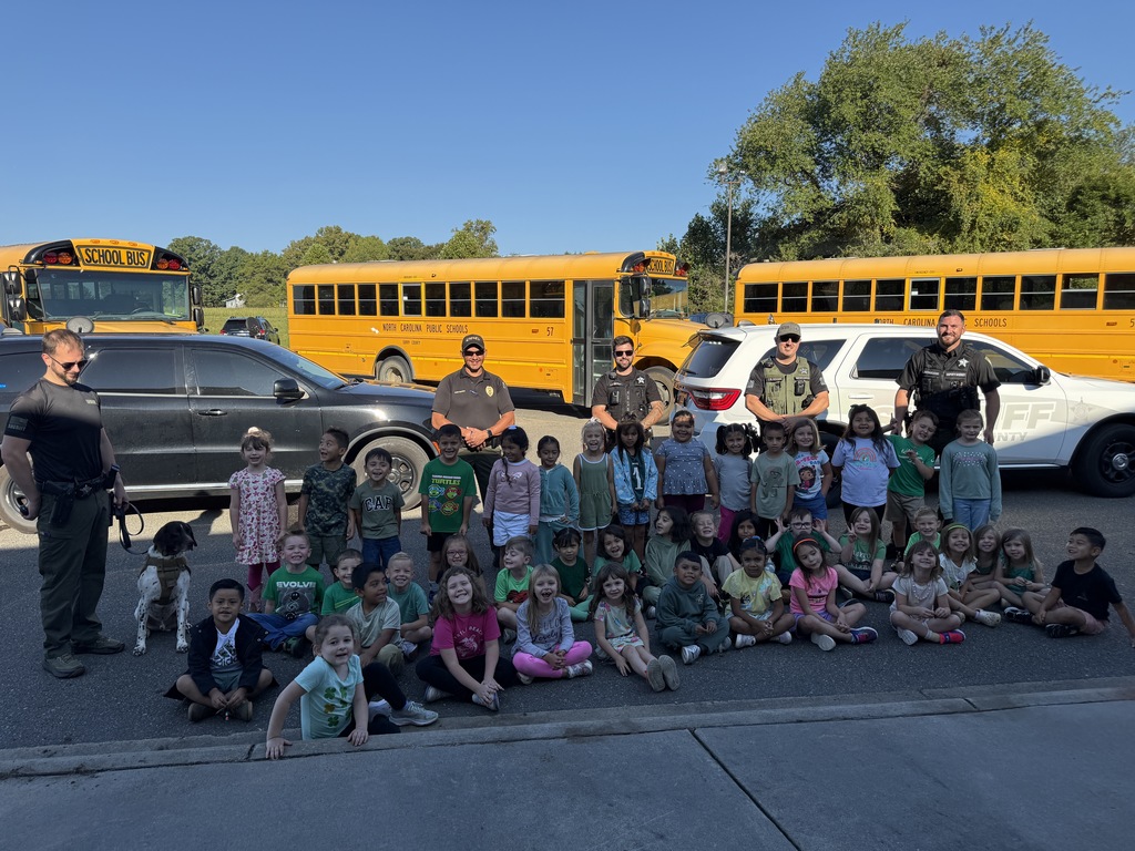 On Thursday, Kindergarten students received a visit from Rockford’s own Officer Richardson. 