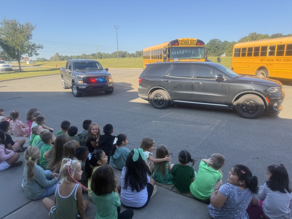 On Thursday, Kindergarten students received a visit from Rockford’s own Officer Richardson. 