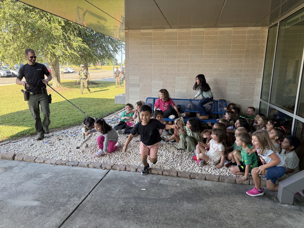 On Thursday, Kindergarten students received a visit from Rockford’s own Officer Richardson. 