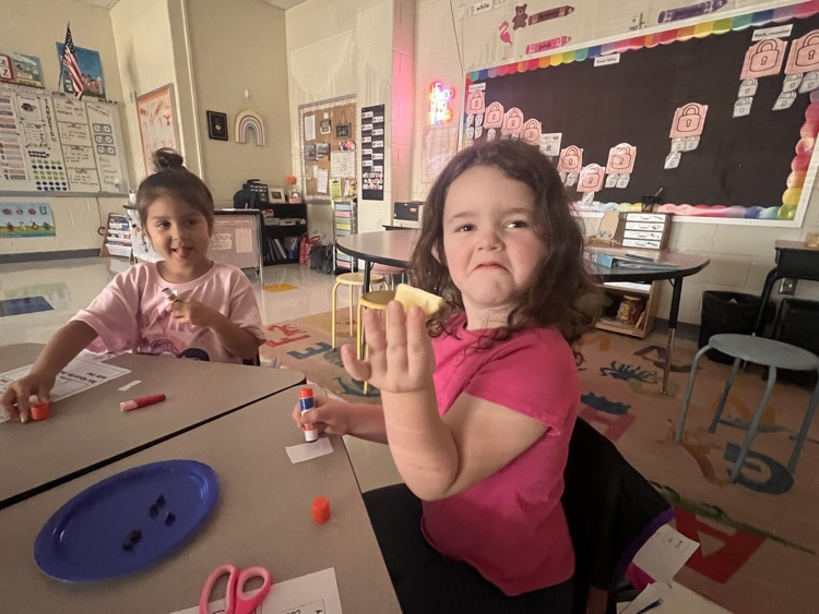 kinders trying new food