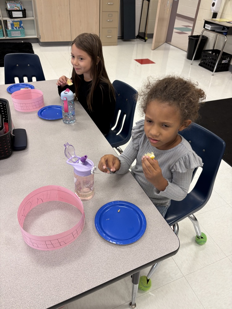 kinders trying new food