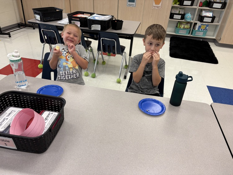 kinders trying new food