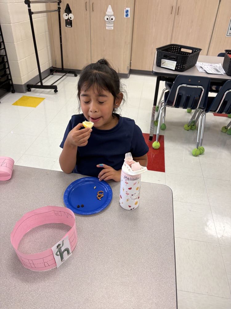 kinders trying new food