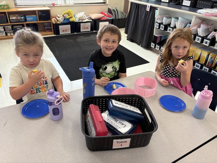 kinders trying new food