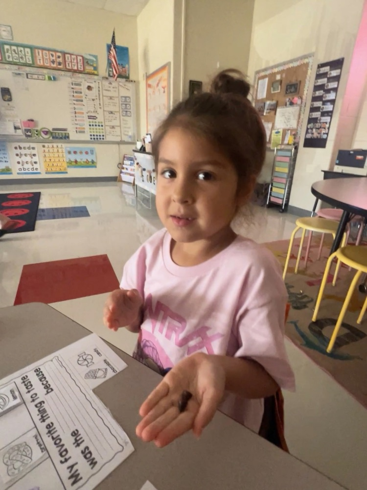 kinders trying new food